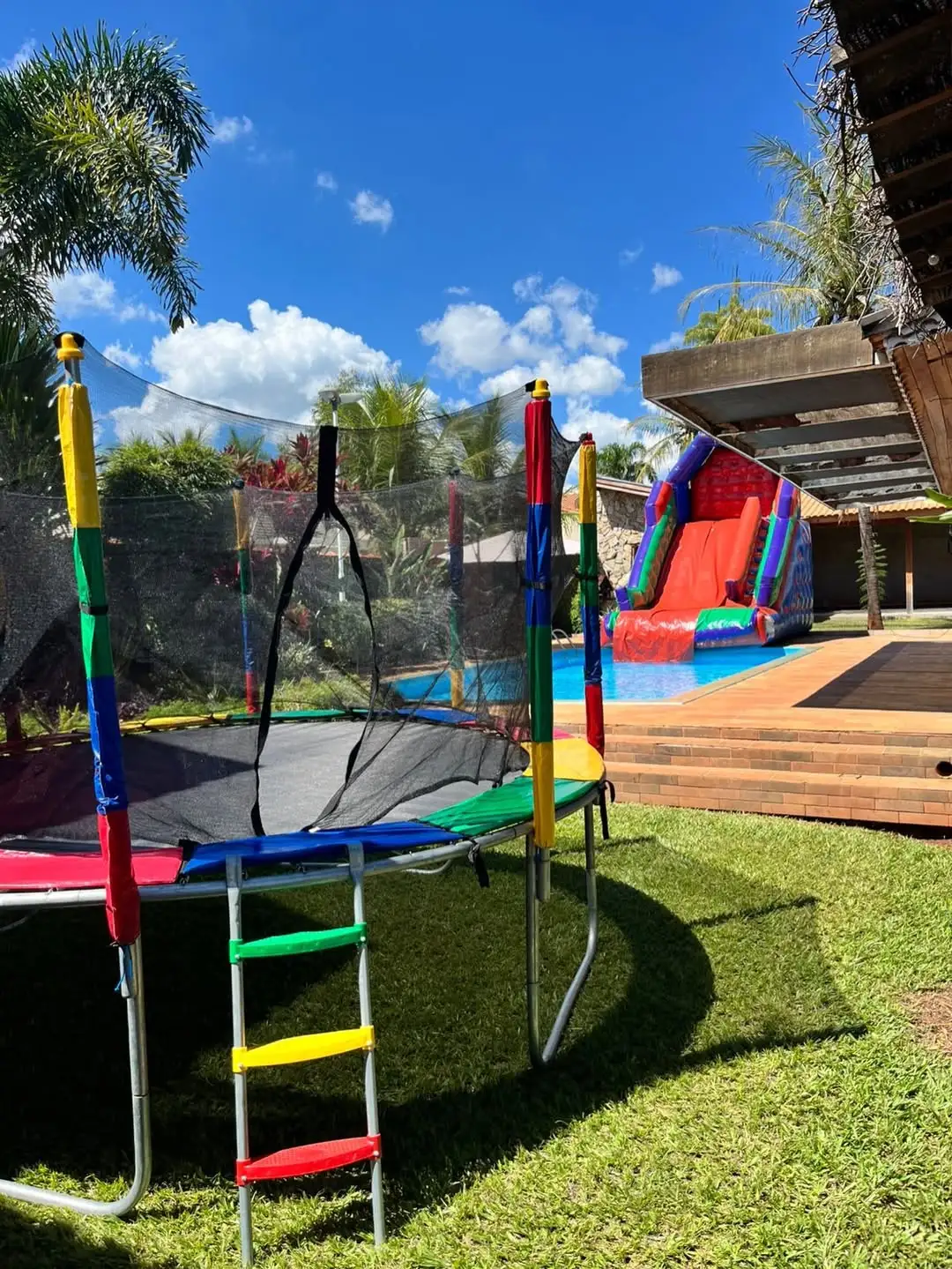 Evento com brinquedos infláveis em Penápolis
